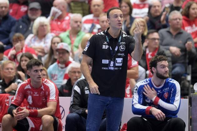 Roberto Garcia Parrondo (Trainer MT Melsungen), Nikolaj Enderleit (MT Melsungen 4) (L), Laszlo Bartucz (Torwart MT Melsungen 61) (R)auf der Bank , GER, MT Melsungen - SG Flensburg-Handewitt, Handball, 1. Bundesliga, 13. Spieltag, Saison 2025 2026, 21.11.2025, GER, MT Melsungen - SG Flensburg-Handewitt, Handball, 1. Bundesliga, 13. Spieltag, Saison 2025 2026, 21.11.2025 Kassel Copyright: xEibner-Pressefotox xRolandxSippelx EP_RSL