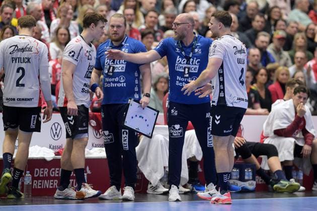 Simon Pytlick (SG Flensburg-Handewitt 2), Lukas Lindhard Joergensen (SG Flensburg-Handewitt 25), Simon Hennig (SG Flensburg-Handewitt), Ales Pajovic (Trainer SG Flensburg-Handewitt), Johannes Golla (SG Flensburg-Handewitt 4) (R) , GER, MT Melsungen - SG Flensburg-Handewitt, Handball, 1. Bundesliga, 13. Spieltag, Saison 2025 2026, 21.11.2025, GER, MT Melsungen - SG Flensburg-Handewitt, Handball, 1. Bundesliga, 13. Spieltag, Saison 2025 2026, 21.11.2025 Kassel Copyright: xEibner-Pressefotox xRolandxSippelx EP_RSL