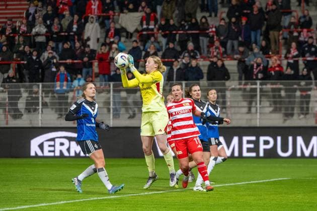 Fußball, Frauen, Saison 2025 2026, Google Pixel Frauen-Bundesliga (11. Spieltag), 1. FC Union Berlin - Hamburger SV (1:1), Parade von Torfrau Larissa Haidner (Hamburger SV), rechts Dina Orschmann (1. Frauen 1. FC Union), 21.11. 2025, Copyright: xMatthiasxKochx