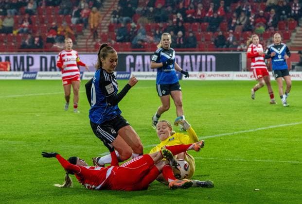 Fußball, Frauen, Saison 2025 2026, Google Pixel Frauen-Bundesliga (11. Spieltag), 1. FC Union Berlin - Hamburger SV (1:1), v. l. Eileen Campbell (1. Frauen 1. FC Union), Emilia Hirche (Hamburger SV), Torfrau Larissa Haidner (Hamburger SV), 21.11. 2025, Copyright: xMatthiasxKochx