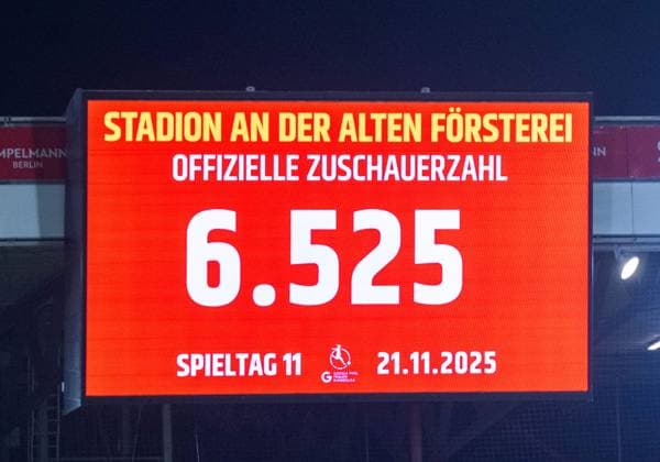 Fußball, Frauen, Saison 2025 2026, Google Pixel Frauen-Bundesliga (11. Spieltag), 1. FC Union Berlin - Hamburger SV (1:1), Anzeigetafel mit Zuschauerzahl 6525, 21.11. 2025, Copyright: xMatthiasxKochx