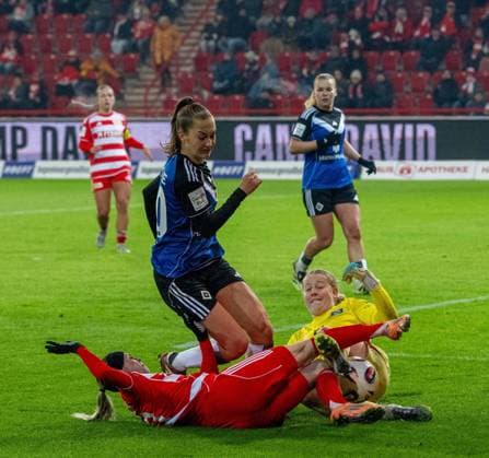 Fußball, Frauen, Saison 2025 2026, Google Pixel Frauen-Bundesliga (11. Spieltag), 1. FC Union Berlin - Hamburger SV (1:1), v. l. Eileen Campbell (1. Frauen 1. FC Union), Emilia Hirche (Hamburger SV), Torfrau Larissa Haidner (Hamburger SV), 21.11. 2025, Copyright: xMatthiasxKochx