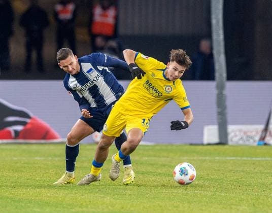 Fussball, Herren, Saison 2025 2026, 2. Bundesliga (13. Spieltag), Hertha BSC - Eintracht Braunschweig, v.l. Paul Seguin (Hertha BSC), Max Marie (Braunschweig), 21.11. 2025,