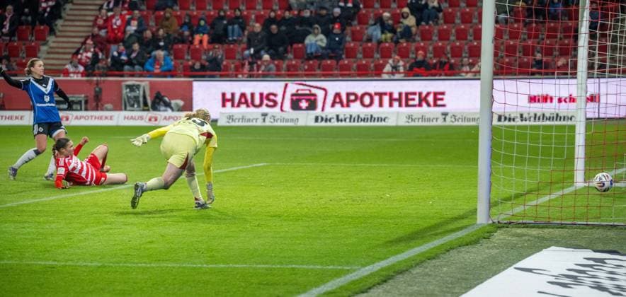 Fußball, Frauen, Saison 2025 2026, Google Pixel Frauen-Bundesliga (11. Spieltag), 1. FC Union Berlin - Hamburger SV (1:1), Sophie Weidauer (2. v. l., 1. Frauen 1. FC Union) erzielt das Tor zum 1:0 gegen Torfrau Larissa Haidner (Hamburger SV), 21.11. 2025, Copyright: xMatthiasxKochx
