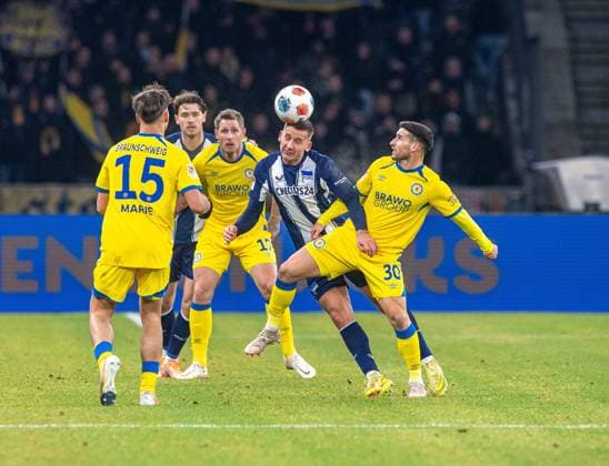 Fussball, Herren, Saison 2025 2026, 2. Bundesliga (13. Spieltag), Hertha BSC - Eintracht Braunschweig, v.l. Max Marie (Braunschweig), Sebastian Polter (Braunschweig), Paul Seguin (Hertha BSC), Robin Heußer (Braunschweig), 21.11. 2025,