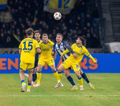 Fussball, Herren, Saison 2025 2026, 2. Bundesliga (13. Spieltag), Hertha BSC - Eintracht Braunschweig, v.l. Max Marie (Braunschweig), Sebastian Polter (Braunschweig), Paul Seguin (Hertha BSC), Robin Heußer (Braunschweig), 21.11. 2025,