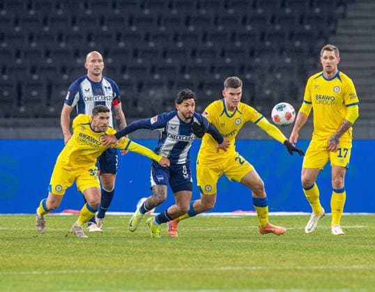 Fussball, Herren, Saison 2025 2026, 2. Bundesliga (13. Spieltag), Hertha BSC - Eintracht Braunschweig, v.l. Robin Heußer (Braunschweig), Kevin Sessa (Hertha BSC), Robert Ramsak (Braunschweig), Sebastian Polter (Braunschweig), 21.11. 2025,