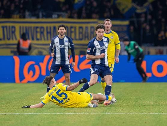 Fussball, Herren, Saison 2025 2026, 2. Bundesliga (13. Spieltag), Hertha BSC - Eintracht Braunschweig, v.l. Max Marie (Braunschweig), Linus Gechter (Hertha BSC), 21.11. 2025,
