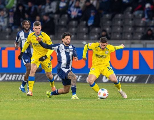 Fussball, Herren, Saison 2025 2026, 2. Bundesliga (13. Spieltag), Hertha BSC - Eintracht Braunschweig, v.l. Robert Ramsak (Braunschweig), Kevin Sessa (Hertha BSC), Robin Heußer (Braunschweig), 21.11. 2025,