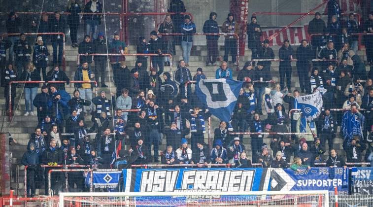 Fußball, Frauen, Saison 2025 2026, Google Pixel Frauen-Bundesliga (11. Spieltag), 1. FC Union Berlin - Hamburger SV (1:1), Gästeblock, Fans des HSV, 21.11. 2025, Copyright: xMatthiasxKochx