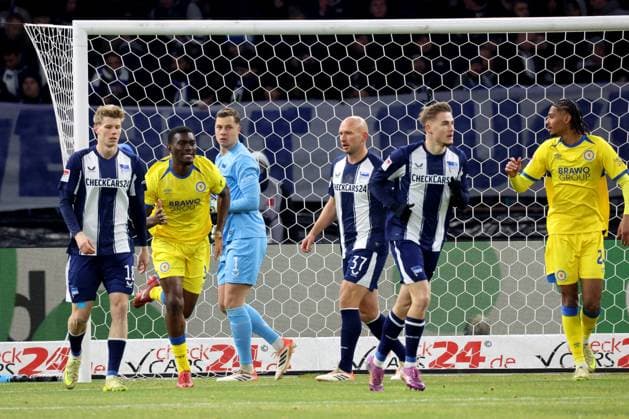 DEU, DFL, 2. FBL, Hertha BSC vs. Eintracht Braunschweig, 21.11.2025, Berliner Olympiastadion, Berlin, DEU, DFL, 2. FBL, Hertha BSC vs. Eintracht Braunschweig, im Bild Tjark Ernst (Hertha BSC Berlin 1), Luca Schuler (Hertha BSC Berlin 18), Marten Winkler (Hertha BSC Berlin 22), Toni Leistner (Hertha BSC Berlin 37), PATRICK NKOA (Eintracht Braunschweig 3), Sidi Sane (Eintracht Braunschweig 24) DFL - regulations prohibit any use of Photographs as image sequences and or quasi-video