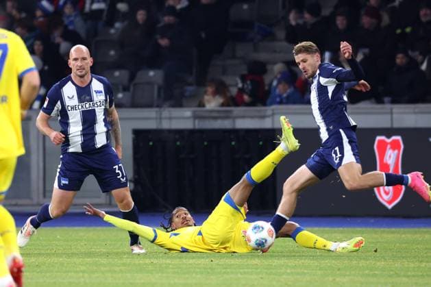 DEU, DFL, 2. FBL, Hertha BSC vs. Eintracht Braunschweig, 21.11.2025, Berliner Olympiastadion, Berlin, DEU, DFL, 2. FBL, Hertha BSC vs. Eintracht Braunschweig, im Bild Toni Leistner (Hertha BSC Berlin 37), Marton Dardai (Hertha BSC Berlin 31), Jon Dabur Thorsteinsson (Hertha BSC Berlin 24) DFL - regulations prohibit any use of Photographs as image sequences and or quasi-video