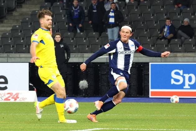 DEU, DFL, 2. FBL, Hertha BSC vs. Eintracht Braunschweig, 21.11.2025, Berliner Olympiastadion, Berlin, DEU, DFL, 2. FBL, Hertha BSC vs. Eintracht Braunschweig, im Bild Fabian Reese (Hertha BSC Berlin 11) , Kevin Ehlers (Eintracht Braunschweig 21) DFL - regulations prohibit any use of Photographs as image sequences and or quasi-video