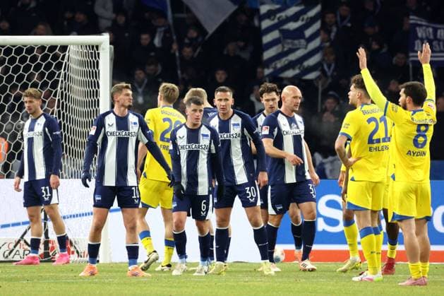 DEU, DFL, 2. FBL, Hertha BSC vs. Eintracht Braunschweig, 21.11.2025, Berliner Olympiastadion, Berlin, DEU, DFL, 2. FBL, Hertha BSC vs. Eintracht Braunschweig, im Bild Hertha-Spielerkreis, Marton Dardai (Hertha BSC Berlin 31), Luca Schuler (Hertha BSC Berlin 18), Diego Demme (Hertha BSC Berlin 6), Paul Seguin (Hertha BSC Berlin 30), Linus Gechter (Hertha BSC Berlin 44), LUKAS FRENKERT (Eintracht Braunschweig 29), Kevin Ehlers (Eintracht Braunschweig 21), MEHMET CAN AYDIN (Eintracht Braunschweig 8) DFL - regulations prohibit any use of Photographs as image sequences and or quasi-video