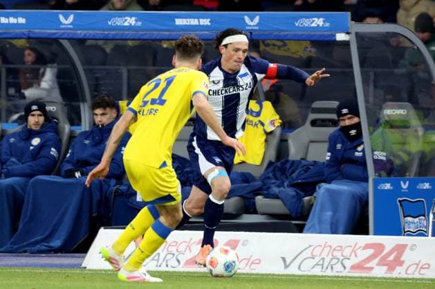DEU, DFL, 2. FBL, Hertha BSC vs. Eintracht Braunschweig, 21.11.2025, Berliner Olympiastadion, Berlin, DEU, DFL, 2. FBL, Hertha BSC vs. Eintracht Braunschweig, im Bild Fabian Reese (Hertha BSC Berlin 11), Kevin Ehlers (Eintracht Braunschweig 21) DFL - regulations prohibit any use of Photographs as image sequences and or quasi-video