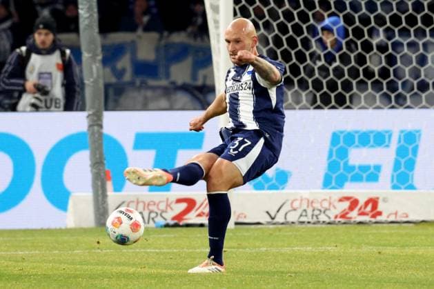 DEU, DFL, 2. FBL, Hertha BSC vs. Eintracht Braunschweig, 21.11.2025, Berliner Olympiastadion, Berlin, DEU, DFL, 2. FBL, Hertha BSC vs. Eintracht Braunschweig, im Bild Toni Leistner (Hertha BSC Berlin 37) DFL - regulations prohibit any use of Photographs as image sequences and or quasi-video