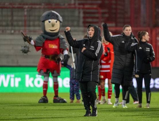 Fußball, Frauen, Saison 2025 2026, Google Pixel Frauen-Bundesliga (11. Spieltag), 1. FC Union Berlin - Hamburger SV (1:1), v. l. Maskottchen Ritter Keule (1. FC Union), Dina Orschmann (1. Frauen 1. FC Union), Enttäuschung nach Abpfiff, 21.11. 2025, Copyright: xMatthiasxKochx