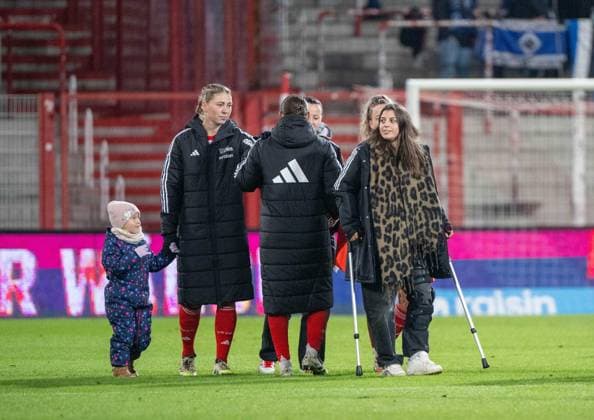 Fußball, Frauen, Saison 2025 2026, Google Pixel Frauen-Bundesliga (11. Spieltag), 1. FC Union Berlin - Hamburger SV (1:1), rechts Korina Janez (1. Frauen 1. FC Union) mit Krücken, 21.11. 2025, Copyright: xMatthiasxKochx
