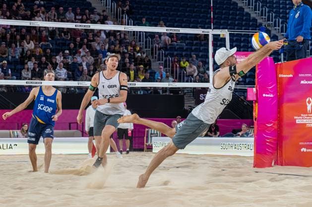 RECORD DATE NOT STATED ADELAIDE, AUSTRALIA - NOVEMBER 22: Nils Ehlers (Player 1 - GER), Clemens Wickler (Player 2 - GER), Jonatan Hellvig (Player 2 - SWE blue in the back) during the Beach volleyball, Beachvolleyball World Championships at Adelaide on November 22, 2025 in Adelaide, Australia. Australia Copyright: xBEAUTIFULxSPORTS PeterxWeberx