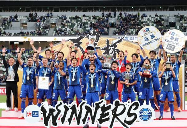 November 22, 2025, Tokyo, Japan - FC Machida Zelvia captain Gen Shoji (C) raises the Emperor s Cup with the team members as the team won the Emperor s Cup Japan Football Championship at Japan s national stadium in Tokyo on Saturday, November 22, 2025. FC Machida Zelvia defeated Vissel Kobe in the final 3-1 and cliched the first victory of the championship. (photo by Yoshio Tsunoda AFLO) Noxthirdxpartyxsales  aflo_311184263