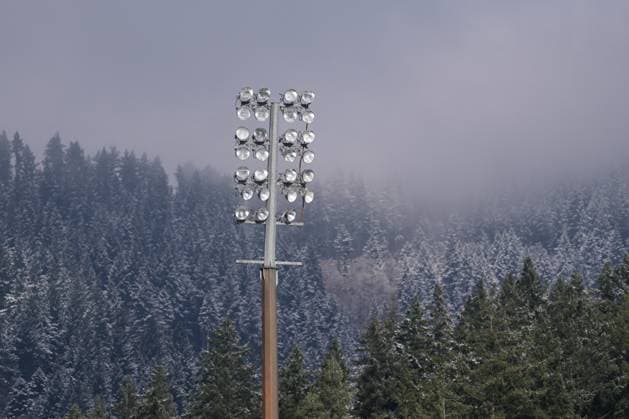 Flutlichtmast mit Schnee im Hintergrund, Schwarzwald, Bäume, Winter , Deutschland, Fussball, GooglePixel Frauen-Bundesliga, 11.Spieltag, 2025 2026, SC Freiburg vs. FC Carl Zeiss Jena, 22.11.2025, Dreisamstadion, Freiburg, Deutschland DFB REGULATIONS PROHIBIT ANY USE OF PHOTOGRAPHS AS IMAGE SEQUENCES AND OR QUASI-VIDEO. Freiburg Dreisamstadion Baden-Wuerttemberg Deutschland Copyright: xArnexAmbergx