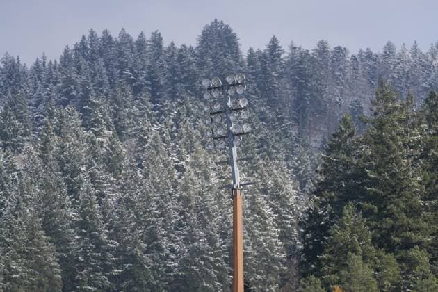 Flutlichtmast mit Schnee im Hintergrund, Schwarzwald, Bäume, Winter , Deutschland, Fussball, GooglePixel Frauen-Bundesliga, 11.Spieltag, 2025 2026, SC Freiburg vs. FC Carl Zeiss Jena, 22.11.2025, Dreisamstadion, Freiburg, Deutschland DFB REGULATIONS PROHIBIT ANY USE OF PHOTOGRAPHS AS IMAGE SEQUENCES AND OR QUASI-VIDEO. Freiburg Dreisamstadion Baden-Wuerttemberg Deutschland Copyright: xArnexAmbergx