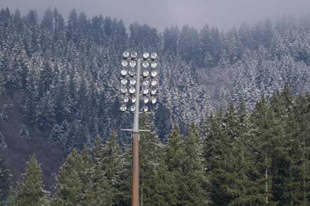 Flutlichtmast mit Schnee im Hintergrund, Schwarzwald, Bäume, Winter , Deutschland, Fussball, GooglePixel Frauen-Bundesliga, 11.Spieltag, 2025 2026, SC Freiburg vs. FC Carl Zeiss Jena, 22.11.2025, Dreisamstadion, Freiburg, Deutschland DFB REGULATIONS PROHIBIT ANY USE OF PHOTOGRAPHS AS IMAGE SEQUENCES AND OR QUASI-VIDEO. Freiburg Dreisamstadion Baden-Wuerttemberg Deutschland Copyright: xArnexAmbergx