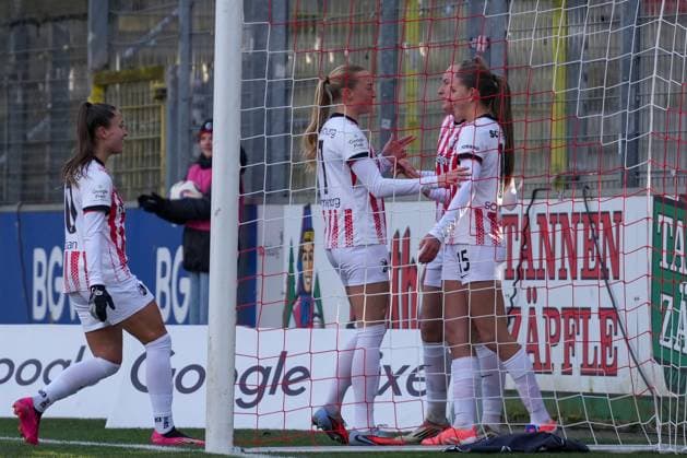 Luca Birkholz (SC Freiburg, 23) erzielt ein Tor gegen ihren ehemaligen Verein und verzichtet auf einen Torjubel, Maj Schneider (SC Freiburg, 15) , Deutschland, Fussball, GooglePixel Frauen-Bundesliga, 11.Spieltag, 2025 2026, SC Freiburg vs. FC Carl Zeiss Jena, 22.11.2025, Dreisamstadion, Freiburg, Deutschland DFB REGULATIONS PROHIBIT ANY USE OF PHOTOGRAPHS AS IMAGE SEQUENCES AND OR QUASI-VIDEO. Freiburg Dreisamstadion Baden-Wuerttemberg Deutschland Copyright: xArnexAmbergx