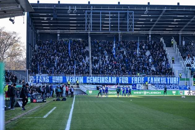 22.11.2025, Fussball, 2. Bundesliga, Saison 2025 2026, 13. Spieltag, Preußen Münster - FC Schalke 04, Fanbanner Fans und Verein gemeinsam für freie Fankultur xRHR-FOTO YYx Copyright: KROEGER RHR-FOTOx RHR-FOTO YY