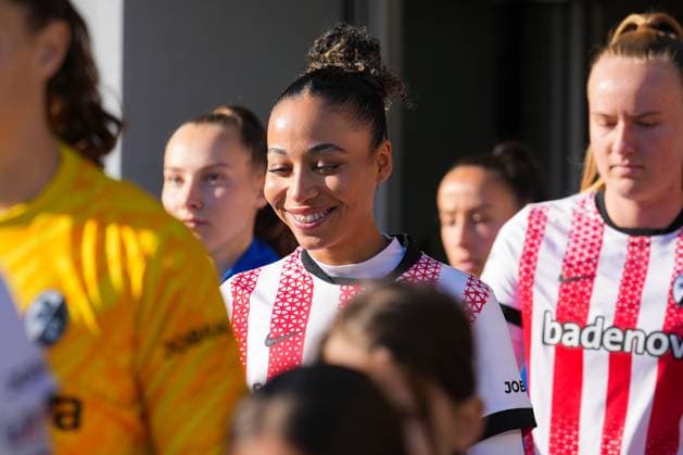 Fussball, Google Pixel Frauen-Bundesliga, 11.Spieltag, 2025 2026, SC Freiburg vs. Carl Zeiss Jena, 22.11.2025, Dreisamstadion, Freiburg,: Nicole Ojukwu (SC Freiburg, Frauen 6) Freiburg Dreisamstadion Baden-Württemberg Deutschland Copyright: xFINLEYxMÖRCHx