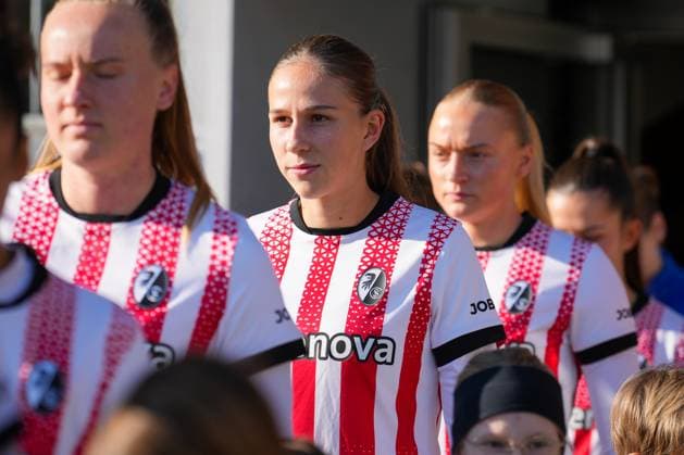 Fussball, Google Pixel Frauen-Bundesliga, 11.Spieltag, 2025 2026, SC Freiburg vs. Carl Zeiss Jena, 22.11.2025, Dreisamstadion, Freiburg,: Maj Schneider (SC Freiburg, Frauen 15) Freiburg Dreisamstadion Baden-Württemberg Deutschland Copyright: xFINLEYxMÖRCHx