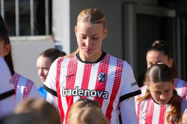 Fussball, Google Pixel Frauen-Bundesliga, 11.Spieltag, 2025 2026, SC Freiburg vs. Carl Zeiss Jena, 22.11.2025, Dreisamstadion, Freiburg,: Mia Lena Maas (SC Freiburg, Frauen 18) Freiburg Dreisamstadion Baden-Württemberg Deutschland Copyright: xFINLEYxMÖRCHx