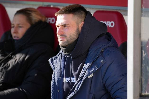 Fussball, Google Pixel Frauen-Bundesliga, 11.Spieltag, 2025 2026, SC Freiburg vs. Carl Zeiss Jena, 22.11.2025, Dreisamstadion, Freiburg,:Florian Kästner Florian Kaestner (FC Carl Zeiss Jena Frauen, Cheftrainer) Freiburg Dreisamstadion Baden-Württemberg Deutschland Copyright: xFINLEYxMÖRCHx