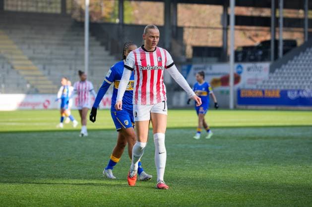 Fussball, Google Pixel Frauen-Bundesliga, 11.Spieltag, 2025 2026, SC Freiburg vs. Carl Zeiss Jena, 22.11.2025, Dreisamstadion, Freiburg,:Tessa Blumenberg (SC Freiburg, Frauen 7) Freiburg Dreisamstadion Baden-Württemberg Deutschland Copyright: xFINLEYxMÖRCHx