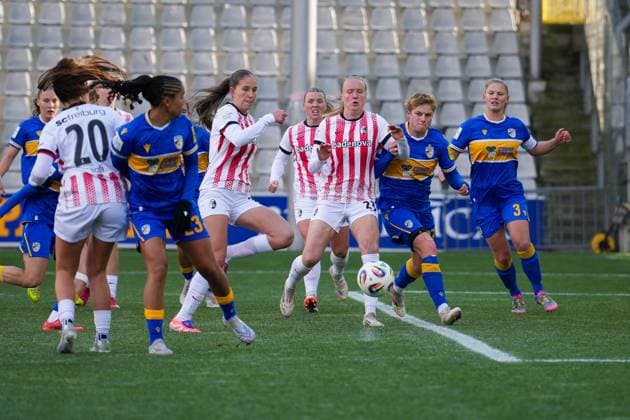 Fussball, Google Pixel Frauen-Bundesliga, 11.Spieltag, 2025 2026, SC Freiburg vs. Carl Zeiss Jena, 22.11.2025, Dreisamstadion, Freiburg,: Maj Schneider (SC Freiburg, Frauen 15) Luca Birkholz (SC Freiburg, Frauen 23) Toma Ihlenburg (FC Carl Zeiss Jena Frauen, 03) Freiburg Dreisamstadion Baden-Württemberg Deutschland Copyright: xFINLEYxMÖRCHx