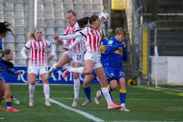 Fussball, Google Pixel Frauen-Bundesliga, 11.Spieltag, 2025 2026, SC Freiburg vs. Carl Zeiss Jena, 22.11.2025, Dreisamstadion, Freiburg,:Maj Schneider (SC Freiburg, Frauen 15) Luca Birkholz (SC Freiburg, Frauen 23) Toma Ihlenburg (FC Carl Zeiss Jena Frauen, 03) Freiburg Dreisamstadion Baden-Württemberg Deutschland Copyright: xFINLEYxMÖRCHx