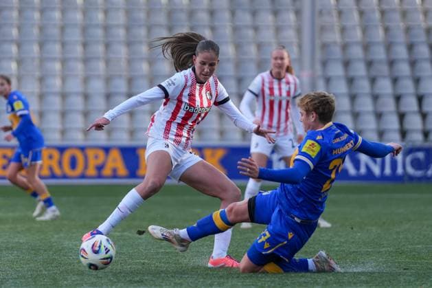 Maj Schneider (SC Freiburg, 15) im Zweikampf mit Gwen Mummert (FC Carl Zeiss Jena Frauen, 27) , Deutschland, Fussball, GooglePixel Frauen-Bundesliga, 11.Spieltag, 2025 2026, SC Freiburg vs. FC Carl Zeiss Jena, 22.11.2025, Dreisamstadion, Freiburg, Deutschland DFB REGULATIONS PROHIBIT ANY USE OF PHOTOGRAPHS AS IMAGE SEQUENCES AND OR QUASI-VIDEO. Freiburg Dreisamstadion Baden-Wuerttemberg Deutschland Copyright: xArnexAmbergx