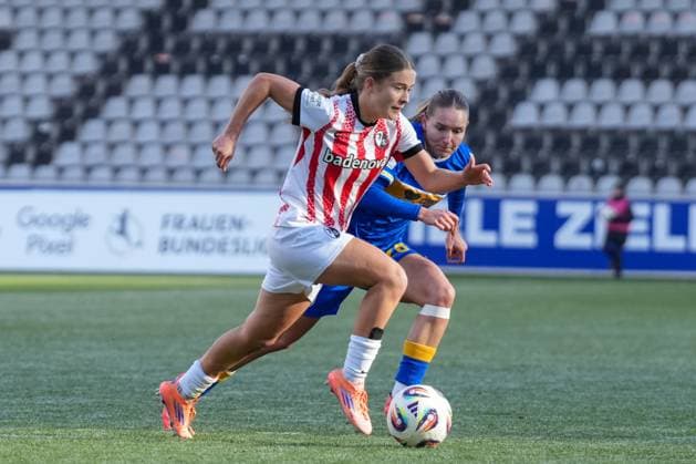 Nia Szenk (SC Freiburg, 19) am Ball , Deutschland, Fussball, GooglePixel Frauen-Bundesliga, 11.Spieltag, 2025 2026, SC Freiburg vs. FC Carl Zeiss Jena, 22.11.2025, Dreisamstadion, Freiburg, Deutschland DFB REGULATIONS PROHIBIT ANY USE OF PHOTOGRAPHS AS IMAGE SEQUENCES AND OR QUASI-VIDEO. Freiburg Dreisamstadion Baden-Wuerttemberg Deutschland Copyright: xArnexAmbergx