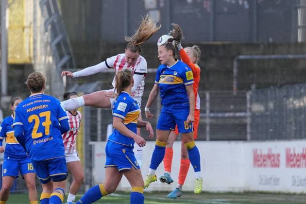 Luca Birkholz (SC Freiburg, 23), Felicia Sträßer Felicia Straesser (FC Carl Zeiss Jena Frauen, 08) und Jasmin Janning (FC Carl Zeiss Jena Frauen, 01) , Deutschland, Fussball, GooglePixel Frauen-Bundesliga, 11.Spieltag, 2025 2026, SC Freiburg vs. FC Carl Zeiss Jena, 22.11.2025, Dreisamstadion, Freiburg, Deutschland DFB REGULATIONS PROHIBIT ANY USE OF PHOTOGRAPHS AS IMAGE SEQUENCES AND OR QUASI-VIDEO. Freiburg Dreisamstadion Baden-Wuerttemberg Deutschland Copyright: xArnexAmbergx