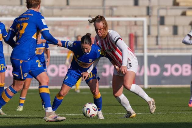 Elena Mühlemann Elena Muehlemann (FC Carl Zeiss Jena Frauen, 30) im Zweikampf mit Luca Birkholz (SC Freiburg, 23) , Deutschland, Fussball, GooglePixel Frauen-Bundesliga, 11.Spieltag, 2025 2026, SC Freiburg vs. FC Carl Zeiss Jena, 22.11.2025, Dreisamstadion, Freiburg, Deutschland DFB REGULATIONS PROHIBIT ANY USE OF PHOTOGRAPHS AS IMAGE SEQUENCES AND OR QUASI-VIDEO. Freiburg Dreisamstadion Baden-Wuerttemberg Deutschland Copyright: xArnexAmbergx
