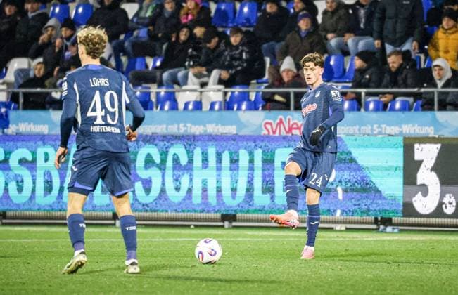 Deutschland: 3. Liga 2025 26, 15. Spieltag - TSG Hoffenheim II vs MSV Duisburg, Dietmar-Hopp-Stadion (Sinsheim): Luca¯Erlein Luca¯Erlein, (TSG¯1899¯Hoffenheim¯II, 24), Yannik¯Lührs Yannik¯Luehrs, (TSG¯1899¯Hoffenheim¯II, 49) Sinsheim Dietmar-Hopp-Stadion Baden-Württemberg Deutschland Copyright: xBenedictxChristx