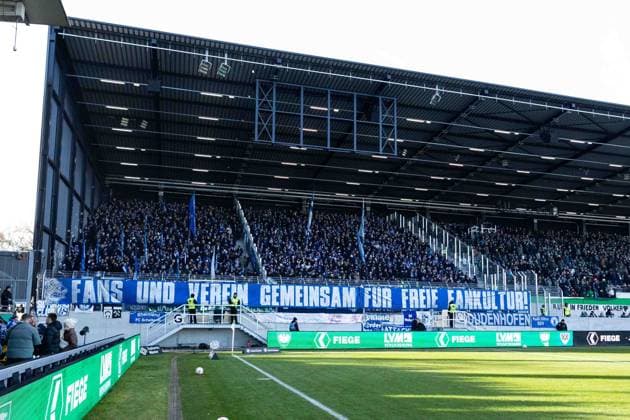 2. Fußball Bundesliga: SC Preußen Münster - FC Schalke 04; 22.11.2025 Fans von FC Schalke 04, Protest für freie Fankultur 2. Fußball Bundesliga 13. Spieltag: SC Preußen Münster - FC Schalke 04; LVM-Preußenstadion, Münster; 22.11.2025 DFL regulations prohibit any use of photographs as image sequences and or quasi video. Copyright: xBEAUTIFULxSPORTS Buriakovx