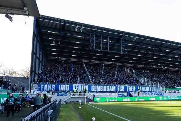 2. Fußball Bundesliga: SC Preußen Münster - FC Schalke 04; 22.11.2025 Fans von FC Schalke 04, Protest für freie Fankultur 2. Fußball Bundesliga 13. Spieltag: SC Preußen Münster - FC Schalke 04; LVM-Preußenstadion, Münster; 22.11.2025 DFL regulations prohibit any use of photographs as image sequences and or quasi video. Copyright: xBEAUTIFULxSPORTS Buriakovx