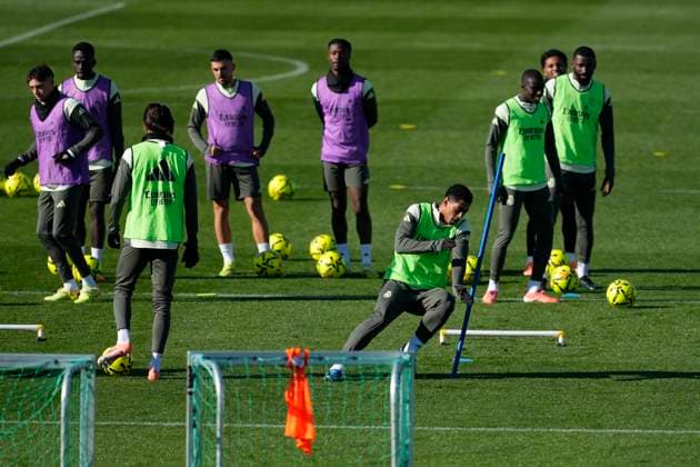 November 22, 2025, Valdebebas, Madrid, Spain: Jude Bellingham during the training day of Real Madrid ahead the Spanish League, LaLiga EA Sports, football match against Elche CF at Ciudad Deportiva Real Madrid on November 22, 2025, in Valdebebas, Madrid, Spain. Valdebebas Spain - ZUMAa181 20251122_zaa_a181_001 Copyright: xOscarxJ.xBarrosox