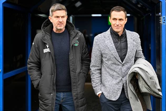 Paderborn, Home Deluxe Arena, 22.11.25, GER, Herren, 2.Bundesliga, Saison 2025-2026, SC Paderborn 07 - Hannover 96 Bild: v.li. Sportdirektor Ralf BECKER (Hannover) und Geschaeftsfuehrer Marcus MANN (Hannover) DFL regulations prohibit any use of photographs as image sequences and or quasi-video. NRW Deutschland