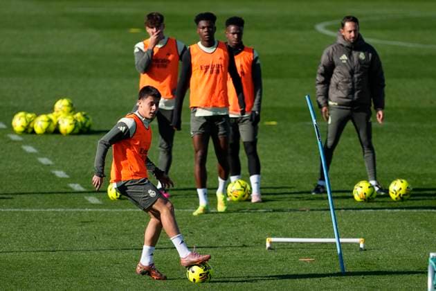 November 22, 2025, Valdebebas, Madrid, Spain: Arda Guler during the training day of Real Madrid ahead the Spanish League, LaLiga EA Sports, football match against Elche CF at Ciudad Deportiva Real Madrid on November 22, 2025, in Valdebebas, Madrid, Spain. Valdebebas Spain - ZUMAa181 20251122_zaa_a181_004 Copyright: xOscarxJ.xBarrosox
