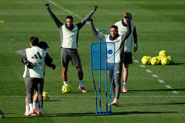 November 22, 2025, Valdebebas, Madrid, Spain: Trent Alexander-Arnold and Kylian Mbappe during the training day of Real Madrid ahead the Spanish League, LaLiga EA Sports, football match against Elche CF at Ciudad Deportiva Real Madrid on November 22, 2025, in Valdebebas, Madrid, Spain. Valdebebas Spain - ZUMAa181 20251122_zaa_a181_011 Copyright: xOscarxJ.xBarrosox