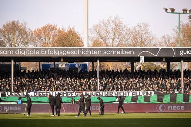 22.11.2025, Fussball, 2. Bundesliga, Saison 2025 2026, 13. Spieltag, Preußen Münster - FC Schalke 04, Spruchband Preußen Münster Fans, xRHR-FOTO YYx Copyright: KROEGER RHR-FOTOx RHR-FOTO YY