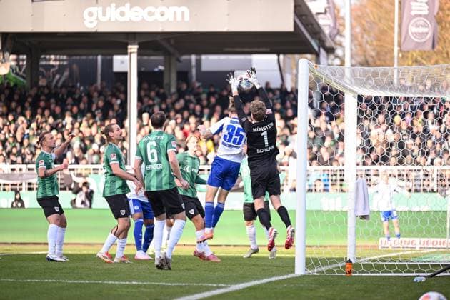 22.11.2025, Fussball, 2. Bundesliga, Saison 2025 2026, 13. Spieltag, Preußen Münster - FC Schalke 04, Mika Wallentowitz (FC Schalke 04), Johannes Schenk (Preußen Münster) xRHR-FOTO YYx Copyright: KROEGER RHR-FOTOx RHR-FOTO YY