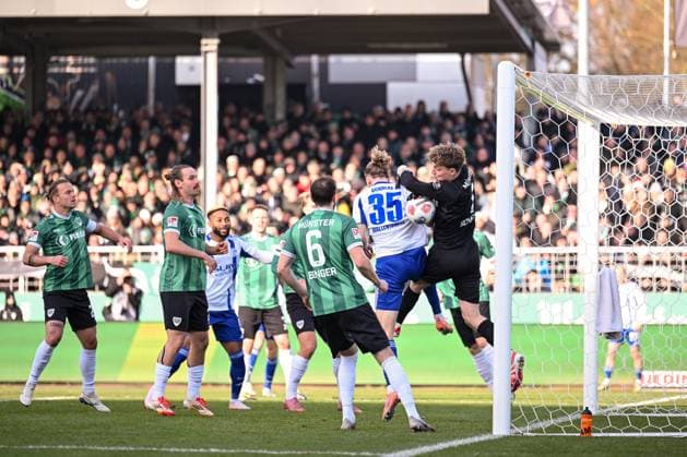 22.11.2025, Fussball, 2. Bundesliga, Saison 2025 2026, 13. Spieltag, Preußen Münster - FC Schalke 04, Mika Wallentowitz (FC Schalke 04), Johannes Schenk (Preußen Münster) xRHR-FOTO YYx Copyright: KROEGER RHR-FOTOx RHR-FOTO YY